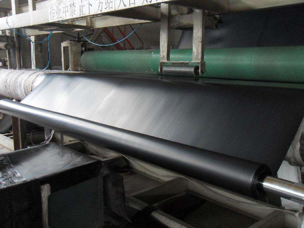 石化領(lǐng)域HDPE土工膜具有相對較長運(yùn)用年限