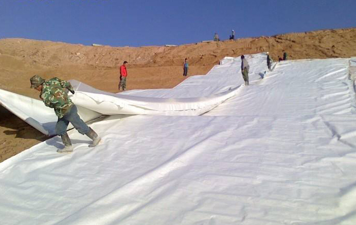 土工膜上回填土最大厚度是多少？